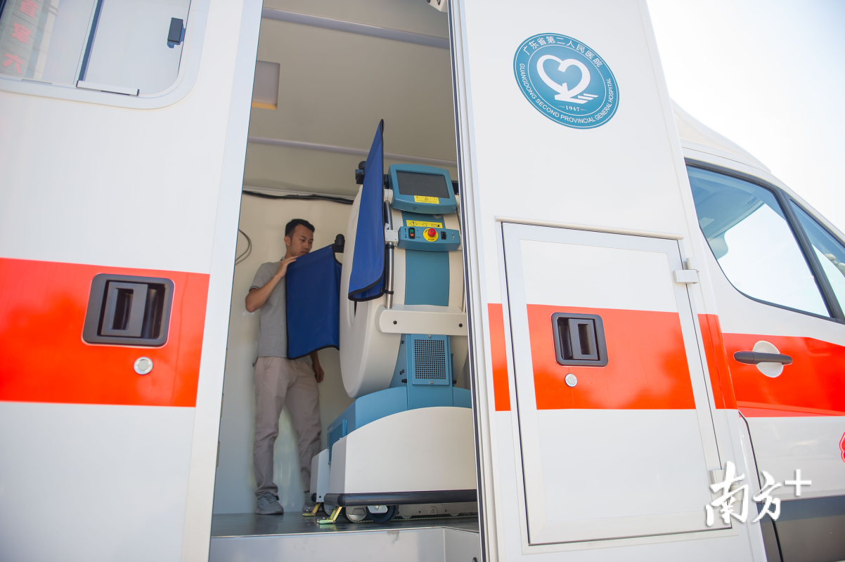 救护车上即可溶栓！华南首台移动CT救护车亮相